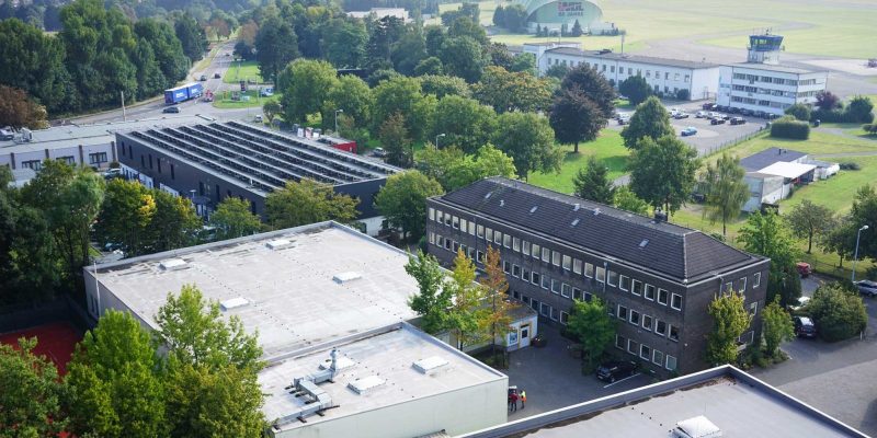 Drohnenaufnahme des RRG Hauptgebäudes und der umgebenden Straßen in Mülheim an der Ruhr